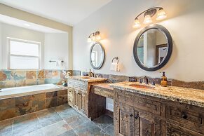 Lakefront Lodge by Avantstay Lakefront Cabin w Hot Tub