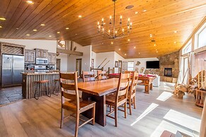 Lakefront Lodge by Avantstay Lakefront Cabin w Hot Tub