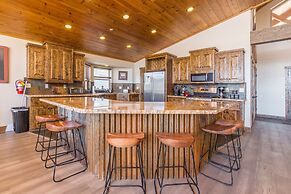 Lakefront Lodge by Avantstay Lakefront Cabin w Hot Tub