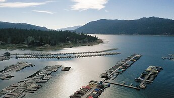 Lakefront Lodge by Avantstay Lakefront Cabin w Hot Tub