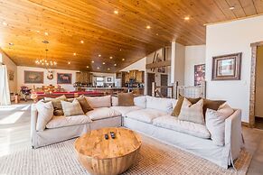 Lakefront Lodge by Avantstay Lakefront Cabin w Hot Tub