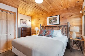 Chestnut by Avantstay Mountain Cabin w Treetop Views Hot Tub Game Room
