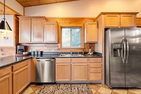 Chestnut by Avantstay Mountain Cabin w Treetop Views Hot Tub Game Room