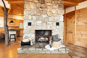 Chestnut by Avantstay Mountain Cabin w Treetop Views Hot Tub Game Room