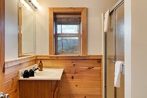 Chestnut by Avantstay Mountain Cabin w Treetop Views Hot Tub Game Room