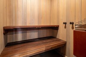 Heavenly Valley by Avantstay Home w Pool Sauna Hot Tub Game Room Tenni