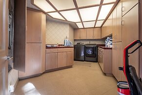 Heavenly Valley by Avantstay Home w Pool Sauna Hot Tub Game Room Tenni