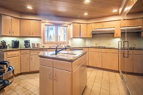 Heavenly Valley by Avantstay Home w Pool Sauna Hot Tub Game Room Tenni