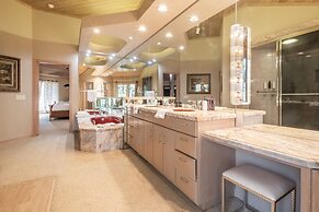 Heavenly Valley by Avantstay Home w Pool Sauna Hot Tub Game Room Tenni