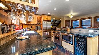 Red Hawk by Avantstay Charming Cabin w Theatre Spa 5mins to Deer Valle