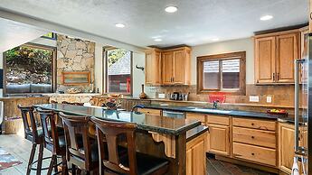 Red Hawk by Avantstay Charming Cabin w Theatre Spa 5mins to Deer Valle