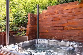 Red Hawk by Avantstay Charming Cabin w Theatre Spa 5mins to Deer Valle