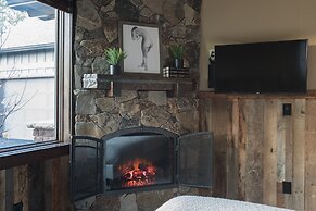 Klamath by Avantstay Gorgeous Mountain Home w Fire Pit Spa Lake Views