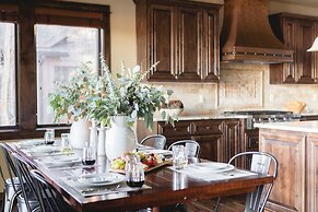 Klamath by Avantstay Gorgeous Mountain Home w Fire Pit Spa Lake Views