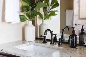 Klamath by Avantstay Gorgeous Mountain Home w Fire Pit Spa Lake Views