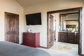 Klamath by Avantstay Gorgeous Mountain Home w Fire Pit Spa Lake Views