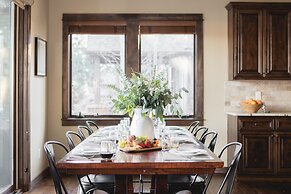 Klamath by Avantstay Gorgeous Mountain Home w Fire Pit Spa Lake Views