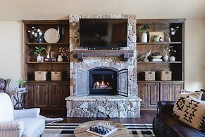 Klamath by Avantstay Gorgeous Mountain Home w Fire Pit Spa Lake Views