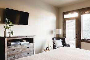 Klamath by Avantstay Gorgeous Mountain Home w Fire Pit Spa Lake Views