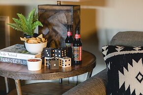 Klamath by Avantstay Gorgeous Mountain Home w Fire Pit Spa Lake Views