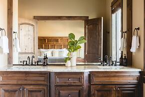 Klamath by Avantstay Gorgeous Mountain Home w Fire Pit Spa Lake Views