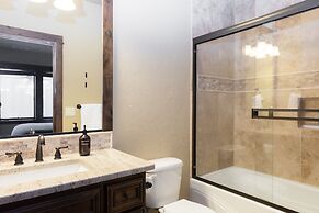 Klamath by Avantstay Gorgeous Mountain Home w Fire Pit Spa Lake Views