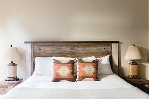 Klamath by Avantstay Gorgeous Mountain Home w Fire Pit Spa Lake Views