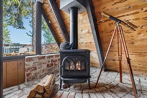 Horizon by Avantstay Stunning A-frame Cabin w Hot Tub Billiards Lake V