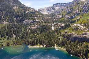 Everett by Avantstay 5mins to Palisades Tahoe w HOT TUB