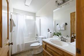 Jumper By Avantstay Serene Stylish Cabin w Hot Tub