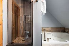 Timberline by Avantstay Stunning Chalet Cabin w Hot Tub Pool Table Hom