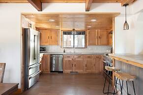 Timberline by Avantstay Stunning Chalet Cabin w Hot Tub Pool Table Hom