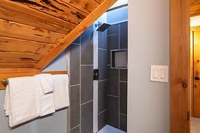 Timberline by Avantstay Stunning Chalet Cabin w Hot Tub Pool Table Hom