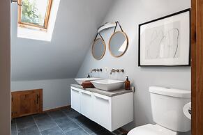 Timberline by Avantstay Stunning Chalet Cabin w Hot Tub Pool Table Hom