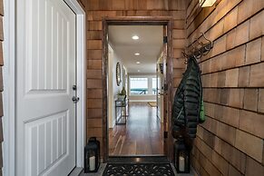 Blue Starfish by Avantstay Ocean Views Direct Cannon Beach Access