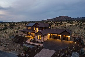 Clint by Avantstay Located Within The Brasada Ranch Community Golf Cou