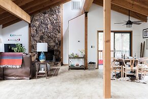 Wolfe by Avantstay 5mins Northstar w Hot Tub Fireplace 2 Private Decks