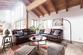 Wolfe by Avantstay 5mins Northstar w Hot Tub Fireplace 2 Private Decks