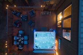 Wolfe by Avantstay 5mins Northstar w Hot Tub Fireplace 2 Private Decks