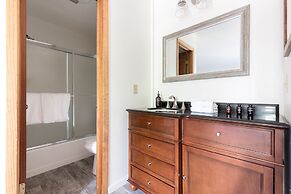 Wolfe by Avantstay 5mins Northstar w Hot Tub Fireplace 2 Private Decks