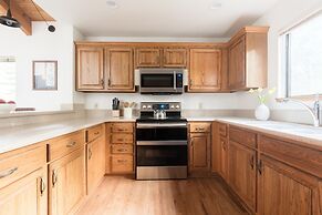 Wolfe by Avantstay 5mins Northstar w Hot Tub Fireplace 2 Private Decks