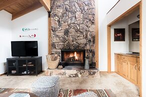 Wolfe by Avantstay 5mins Northstar w Hot Tub Fireplace 2 Private Decks