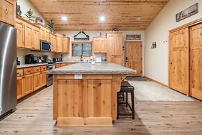 Lazy Bear Lodge by Avantstay Pine Tree Paradise w Game Room