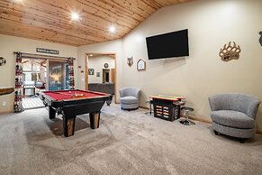 Lazy Bear Lodge by Avantstay Pine Tree Paradise w Game Room