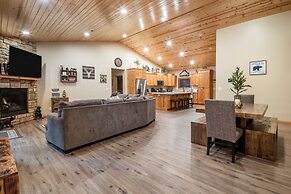 Lazy Bear Lodge by Avantstay Pine Tree Paradise w Game Room