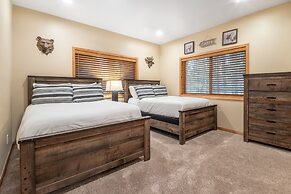 Lazy Bear Lodge by Avantstay Pine Tree Paradise w Game Room