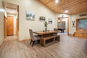 Lazy Bear Lodge by Avantstay Pine Tree Paradise w Game Room