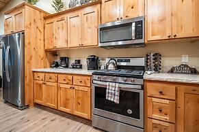 Lazy Bear Lodge by Avantstay Pine Tree Paradise w Game Room