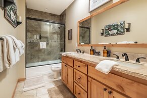 Lazy Bear Lodge by Avantstay Pine Tree Paradise w Game Room