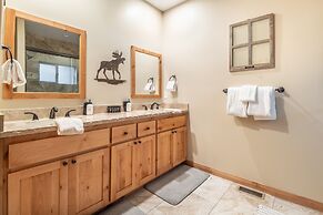 Lazy Bear Lodge by Avantstay Pine Tree Paradise w Game Room